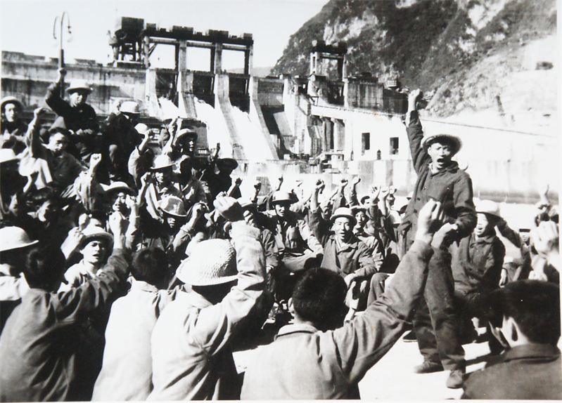 第一部门 建设者庆祝龚嘴水电站发电.png