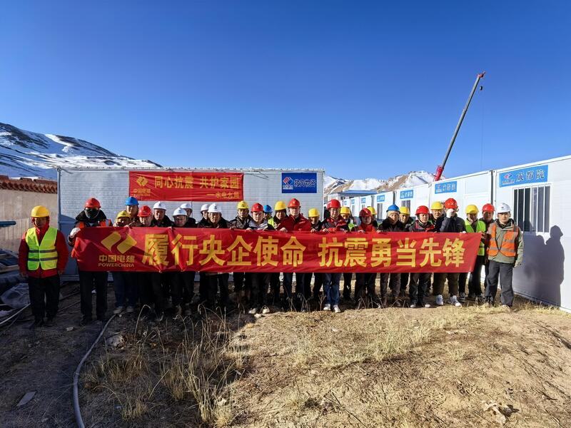 4 板房吊装安设实现 合影.jpg
